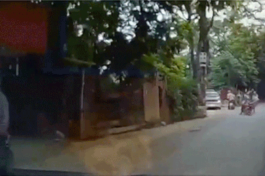 Suýt chết vì đi xe máy kéo xe chở tôn