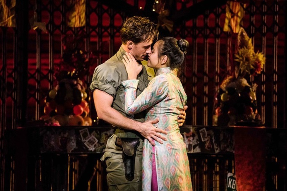 Miss Saigon: Vở kịch về tình yêu, tình mẫu tử gây thổn thức suốt 30 năm - 1 Miss Saigon: Vở kịch về tình yêu, tình mẫu tử gây thổn thức suốt 30 năm - 1