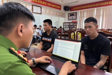 Nhóm thanh, thiếu niên cầm kiếm “dạo phố”, quay video đăng TikTok