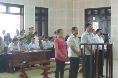 Xử lại vụ buôn lậu gỗ lớn có liên quan đến nhiều cán bộ hải quan