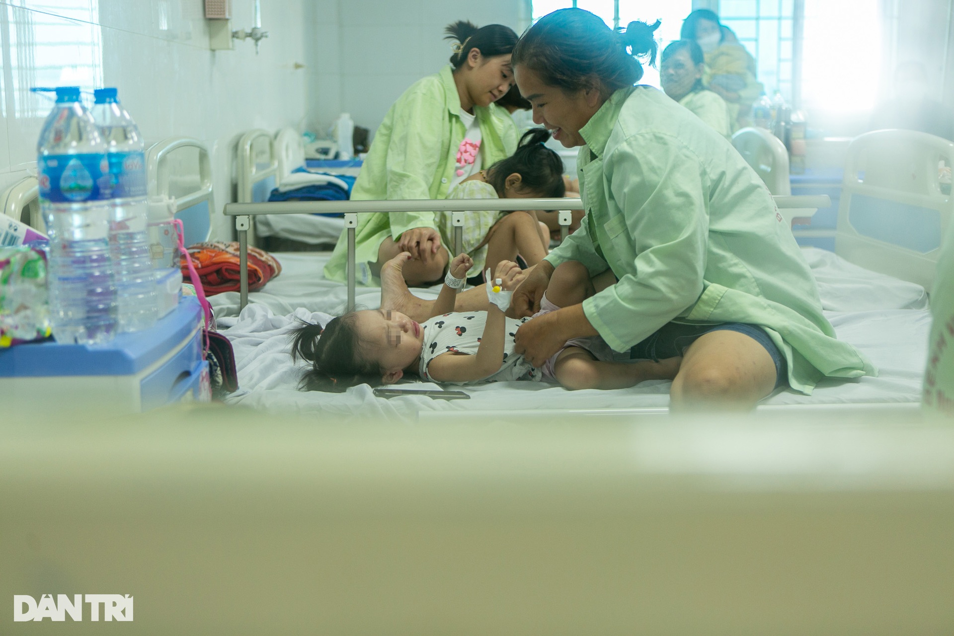 Hà Nội: Trẻ nhập viện tăng gấp 3 lần, mỗi bác sĩ gồng mình chăm 20 bệnh nhi - 11 Hà Nội: Trẻ nhập viện tăng gấp 3 lần, mỗi bác sĩ gồng mình chăm 20 bệnh nhi - 11