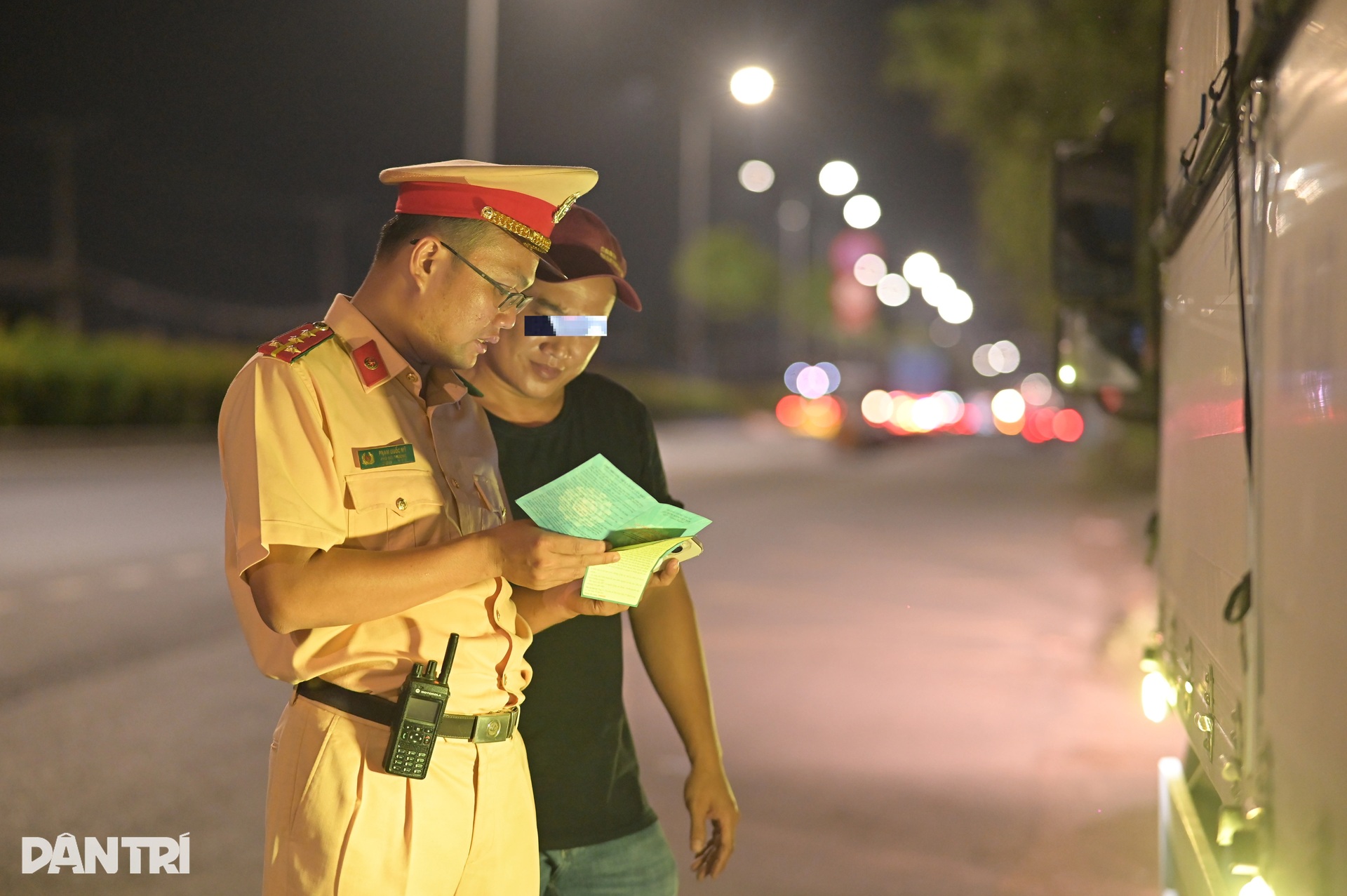 CSGT xuyên đêm xử phạt tài xế ô tô chạy quá tốc độ ở TPHCM - 10 CSGT xuyên đêm xử phạt tài xế ô tô chạy quá tốc độ ở TPHCM - 10