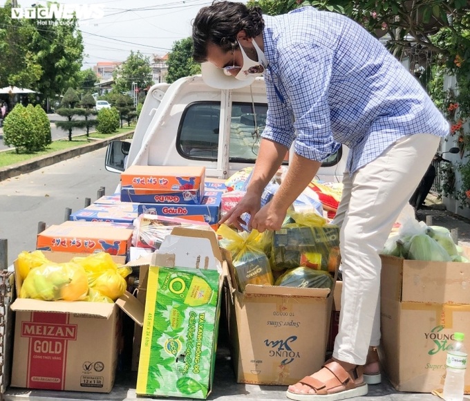 Năm 2017, Wandi và Nishte quyết định nhượng lại cơ sở kinh doanh của gia đình ở Thụy Điển để thu về khoản tiền mà cả hai dự trù đủ cho họ thực hiện chuyến phiêu lưu vòng quanh thế giới. Ba năm đầu, vợ chồng tôi và 3 con di chuyển liên tục qua nhiều nước trên khắp 5 châu. Trước khi sang Việt Nam, chúng tôi dành nhiều tháng ở Ấn Độ, Malaysia, Lào, Thái Lan để hỗ trợ lương thực, sữa cho các bạn nhỏ bất hạnh trong trại trẻ mồ côi, vùng khó khăn. Đầu năm 2020, cả gia đình đặt chân đến Việt Nam và chọn Hội An - thành phố quyến rũ nhất thế giới, làm nơi lưu trú. Tại đây, tôi quen biết Trang Quốc Trí - chủ cơ sở kinh doanh ăn uống ở sát vách căn nhà mà tôi thuê. Chính Trí là người dẫn lối hai vợ chồng tôi trên khắp nẻo đường hành thiện., Wandi kể.