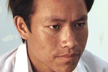 Chồng “bán” vợ cho… “tình địch”