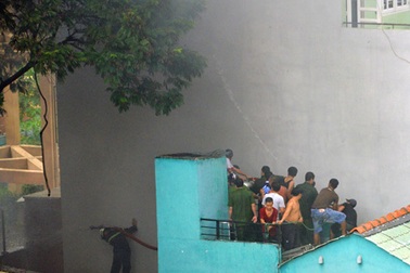 Vụ cháy nhà trong hẻm: Gần 1 giờ chiến đấu với “bà hỏa”