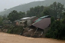 Sạt lở làm sập nhà dân, kéo ô tô xuống dòng nước lũ