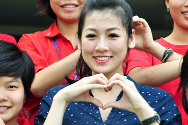 Á hậu Tú Anh giản dị đi thăm bệnh nhi viện Huyết học