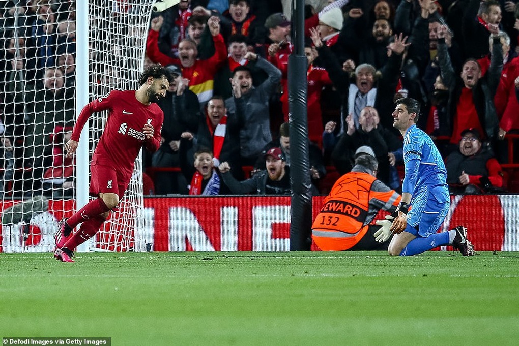 Benzema và Vinicius lập cú đúp, Real Madrid ngược dòng hạ Liverpool - 2 Benzema và Vinicius lập cú đúp, Real Madrid ngược dòng hạ Liverpool - 2