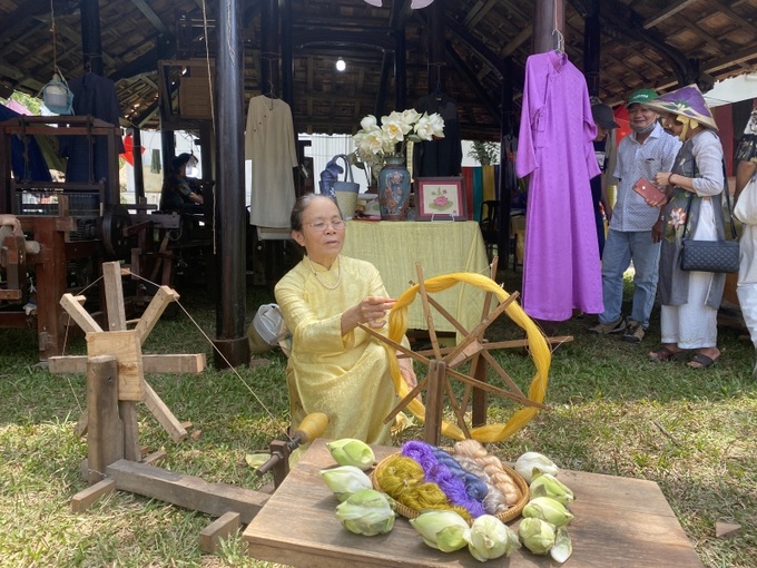 Nghệ nhân nghề truyền thống trình diễn nghề tại Festival nghề truyền thống Huế lần thứ 9 năm 2023.