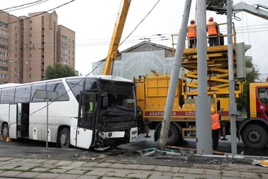 Xe du lịch đâm trúng cột đèn, 29 du khách Trung Quốc bị thương