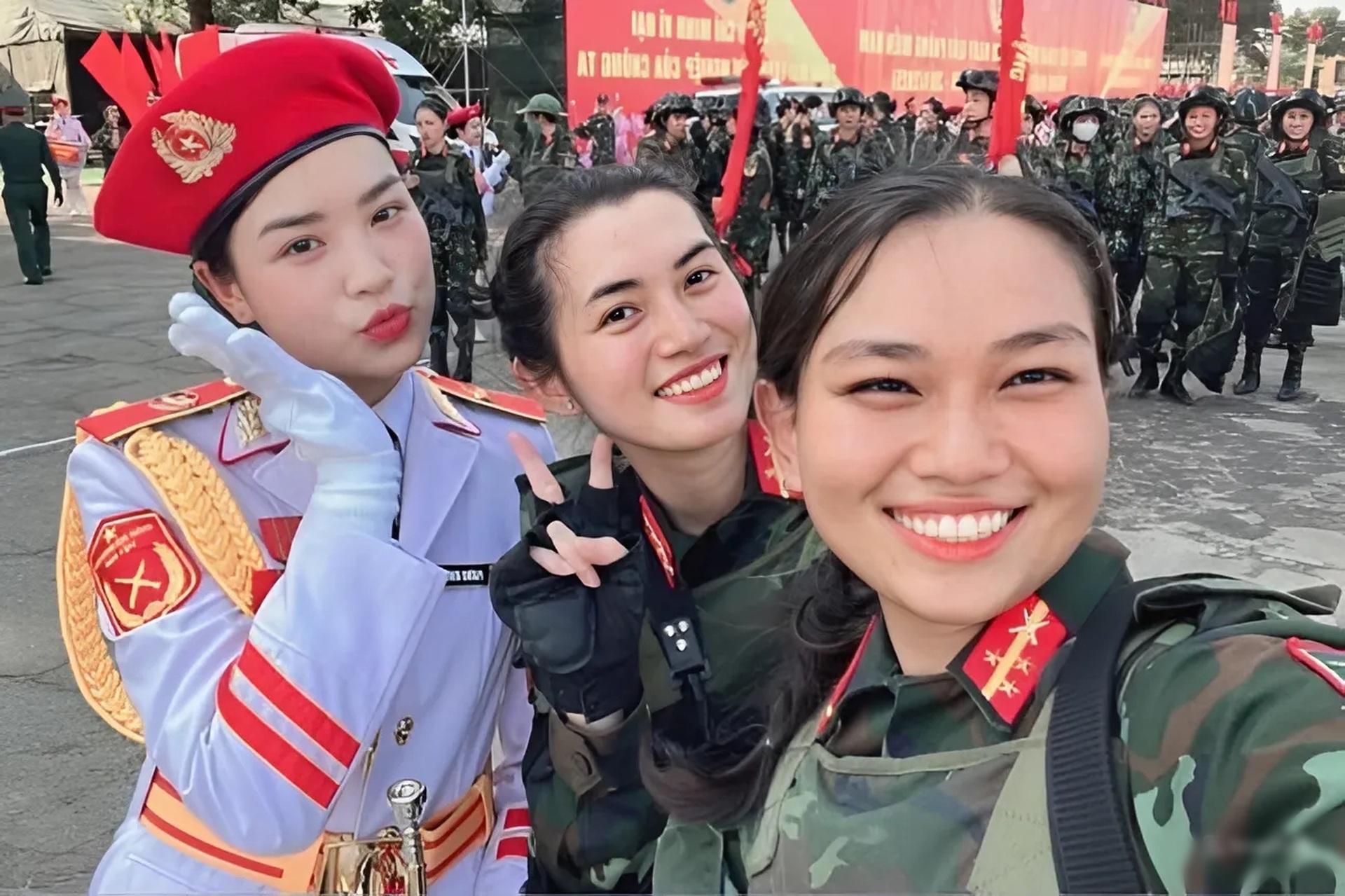 Nữ hạ sĩ xinh đẹp gây sốt khi diễu binh: Cao 1,7m, từng vào top 15 hoa hậu - 2 Nữ hạ sĩ xinh đẹp gây sốt khi diễu binh: Cao 1,7m, từng vào top 15 hoa hậu - 2