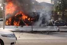 Tông dải phân cách, xe ben lật ngang rồi cháy ngùn ngụt