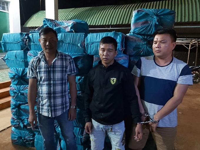Vận chuyển hàng ngàn bao thuốc lá lậu tại tỉnh Đắk Lắk bị phát hiện - Ảnh 2. Vận chuyển hàng ngàn bao thuốc lá lậu tại tỉnh Đắk Lắk bị phát hiện - Ảnh 2.