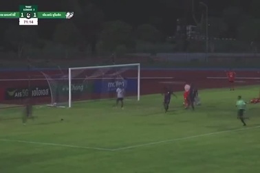 Tharathep đấm thủ môn đội Muang Trang rồi ăn mừng