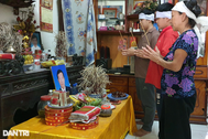 Ông qua đời, mẹ bỏ đi biệt tích, 2 đứa trẻ mồ côi bố chông chênh tới trường