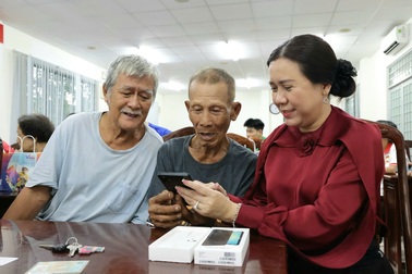 Tặng điện thoại thông minh cho 400.000 hộ nghèo, cận nghèo
