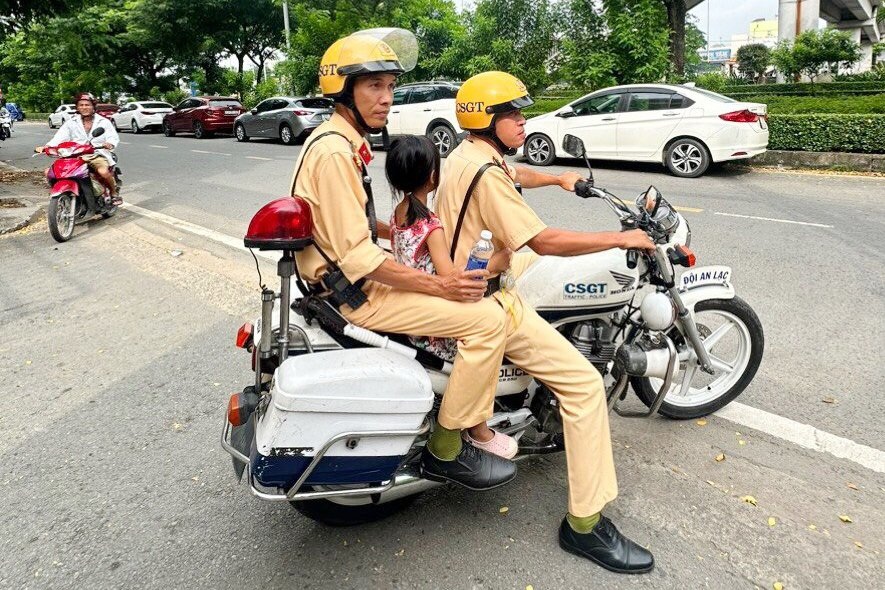 CSGT TPHCM hỗ trợ bé gái 6 tuổi tìm lại gia đình khi đi lạc cách nhà 12km - 1