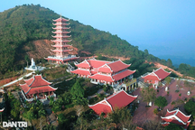 Ngắm ngôi chùa đồ sộ trên đỉnh núi, giữ 4 kỷ lục Việt Nam