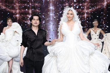 Siêu mẫu Lan Khuê tái xuất làm vedette vì lời hứa cách đây 15 năm
