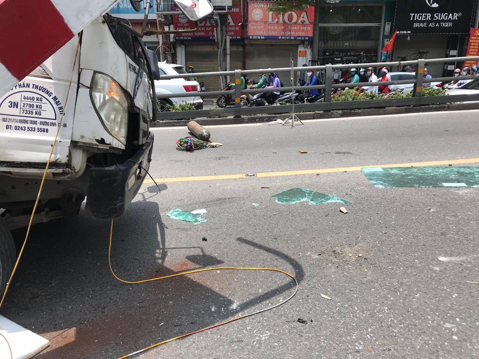 Xe tải đâm sập thanh hạn chế chiều cao cầu vượt Thái Hà, tài xế... bỏ đi - 5 Xe tải đâm sập thanh hạn chế chiều cao cầu vượt Thái Hà, tài xế... bỏ đi - 5