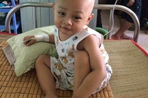 Hai vợ chồng nghẹn đắng trước cảnh con gái bị tan máu, con trai mắc ung thư