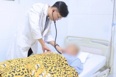 Tà áo dài cuốn vào bánh xe khi đi học, nữ sinh 15 tuổi phải mổ sọ não