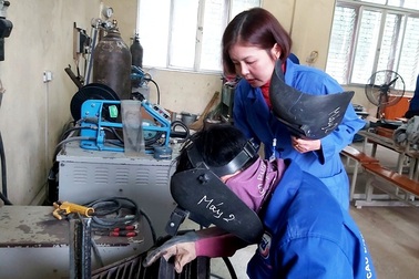 Nữ giáo viên giảng dạy bằng…mỏ hàn