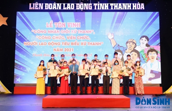 Các cá nhân đạt danh hiệu “Công chức, viên chức, người lao động tiêu biểu xứ Thanh” năm 2021 nhận Bằng khen tại buổi lễ