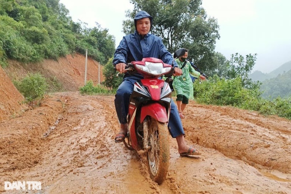 Những đứa trẻ cuốc bộ hơn 2 giờ đồng hồ đi tìm con chữ - 4 Những đứa trẻ cuốc bộ hơn 2 giờ đồng hồ đi tìm con chữ - 4