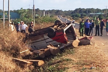 Xe chở gỗ "tông" mô tô, 2 người tử vong
