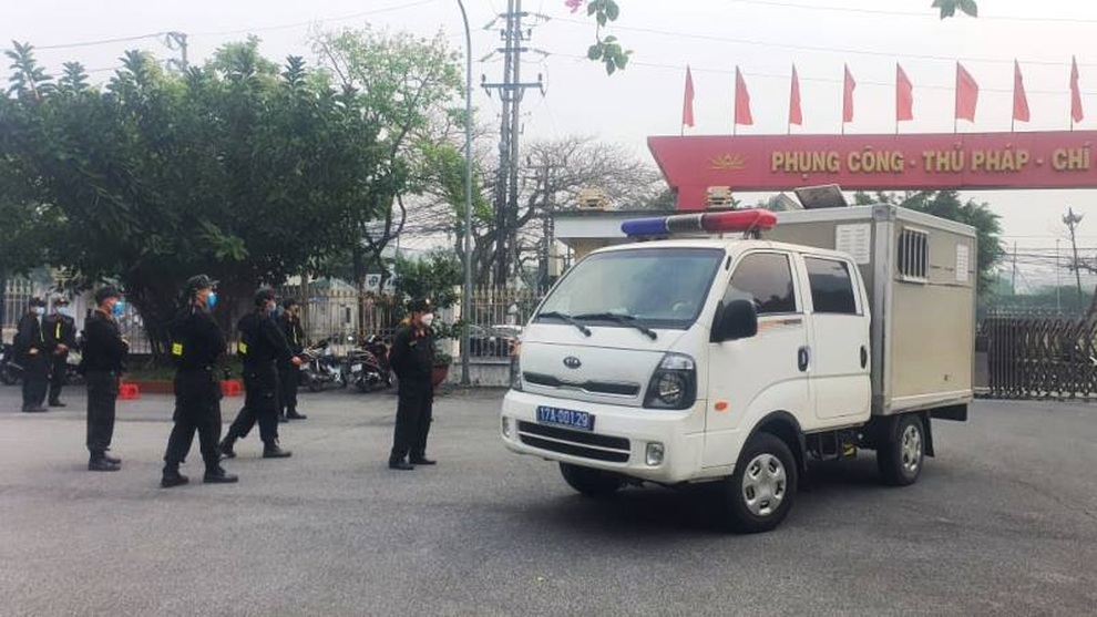 Vợ chồng Đường Nhuệ và đồng bọn hầu tòa vụ ăn chặn tiền hỏa táng - 1 Vợ chồng Đường Nhuệ và đồng bọn hầu tòa vụ ăn chặn tiền hỏa táng - 1