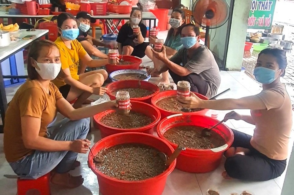 71 tuổi vẫn xông vào tâm dịch hỗ trợ người nghèo - 3 71 tuổi vẫn xông vào tâm dịch hỗ trợ người nghèo - 3