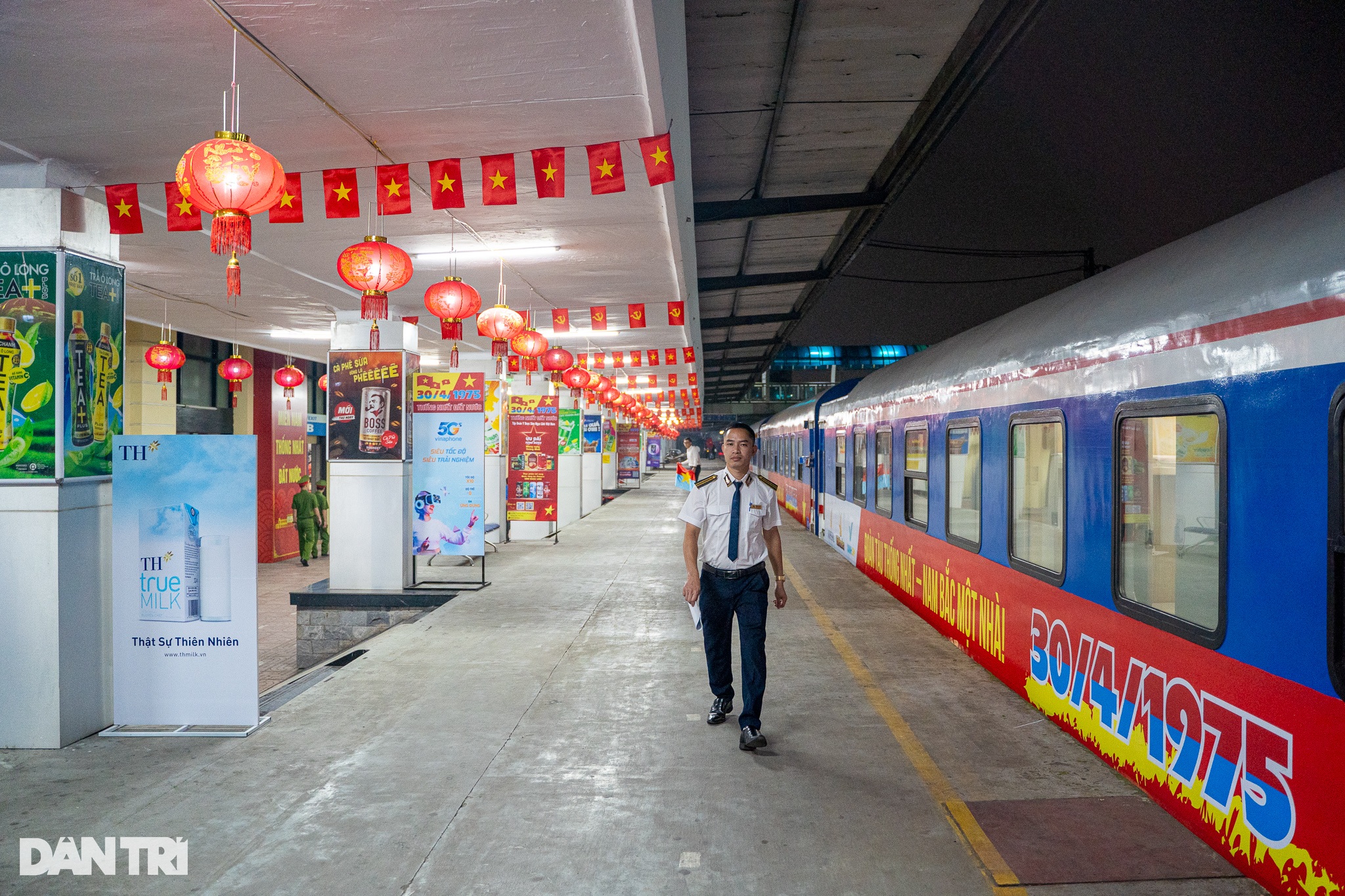 Đoàn tàu Thống nhất 50 năm non sông nối liền một dải rời ga Hà Nội - 1 Đoàn tàu Thống nhất 50 năm non sông nối liền một dải rời ga Hà Nội - 1