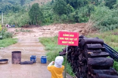 Quả đồi bất ngờ sụt đổ, trút đất đá xuống sát nhà dân