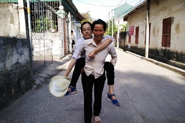 Người mẹ còm cõi cõng con gái liệt chân đi thi