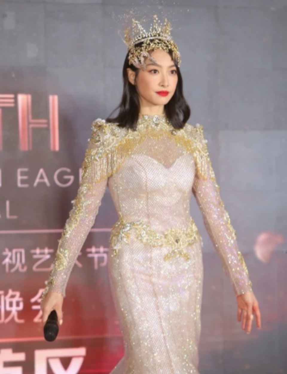 Tống Thiến bị cười chê vì bĩu môi lúc Triệu Lệ Dĩnh nhận giải - 7 Tống Thiến bị cười chê vì bĩu môi lúc Triệu Lệ Dĩnh nhận giải - 7