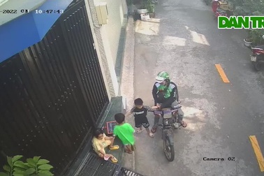 Nam thanh niên cướp lắc vàng trên tay bé trai 4 tuổi ở TPHCM