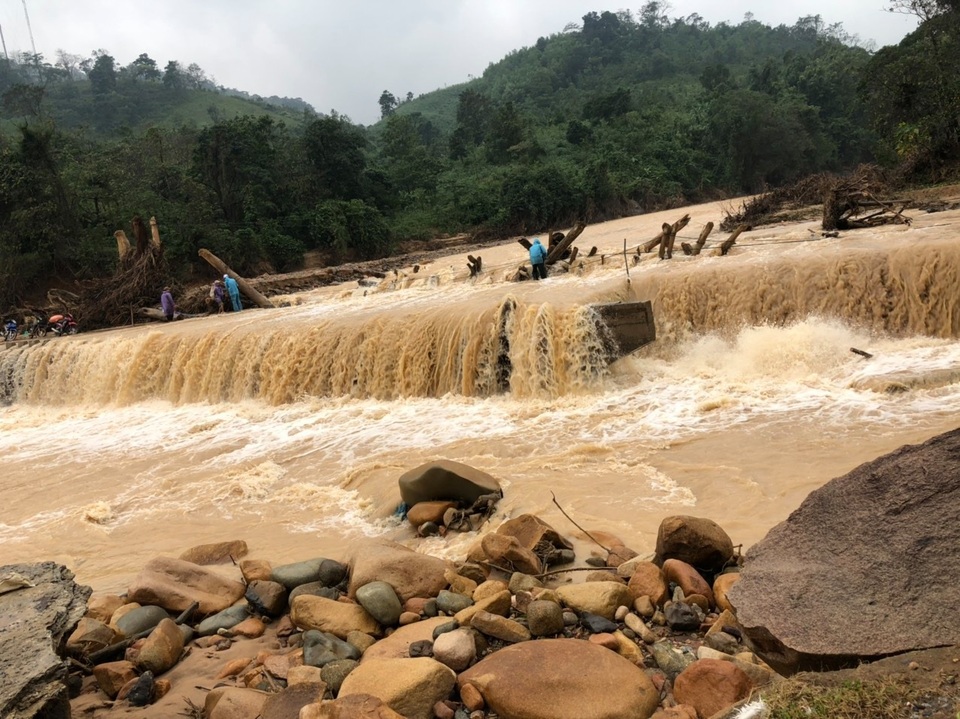 Thanh niên cứu 3 người phụ nữ: “Chậm chút nữa, chắc không còn ai sống!” - 4 Thanh niên cứu 3 người phụ nữ: “Chậm chút nữa, chắc không còn ai sống!” - 4