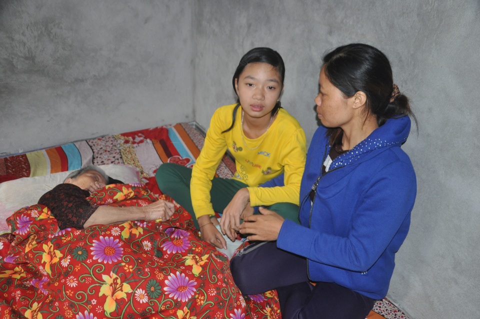 Được bạn đọc Dân trí giúp đỡ, bé gái nghẹn ngào: Mẹ con sẽ không chết nữa! - 3