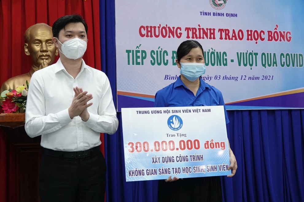 Bí thư Trung ương Đoàn trao học bổng Tiếp sức đến trường, vượt qua Covid-19 - 3 Bí thư Trung ương Đoàn trao học bổng Tiếp sức đến trường, vượt qua Covid-19 - 3
