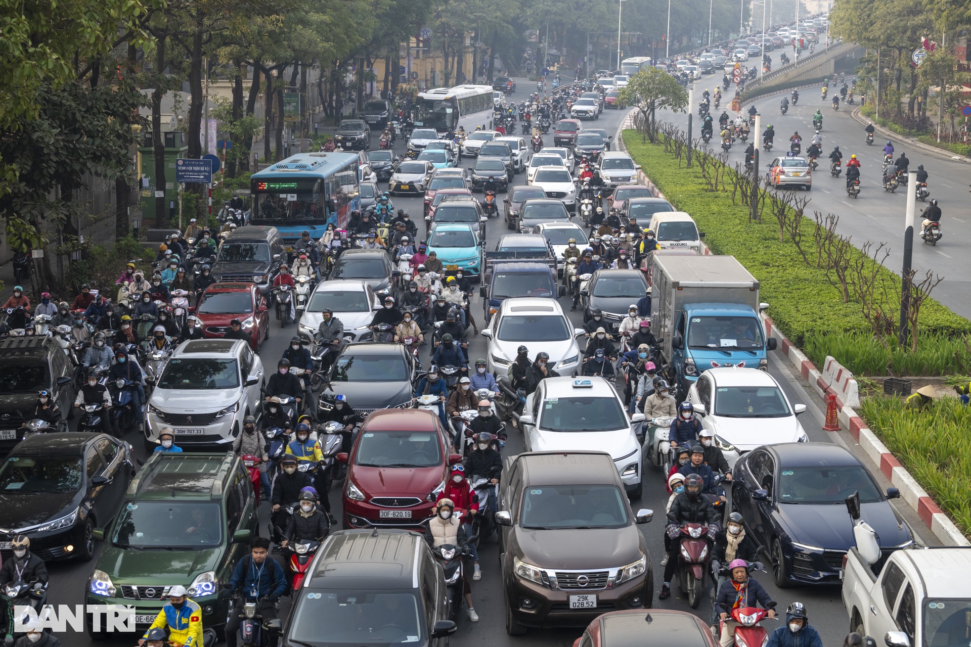 Đường phố Hà Nội, TPHCM ùn tắc cả ngày lẫn đêm dịp cận Tết Nguyên đán - 3 Đường phố Hà Nội, TPHCM ùn tắc cả ngày lẫn đêm dịp cận Tết Nguyên đán - 3