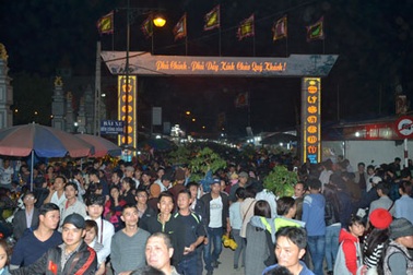 Vã mồ hôi ở phiên chợ “bán rủi cầu may” 