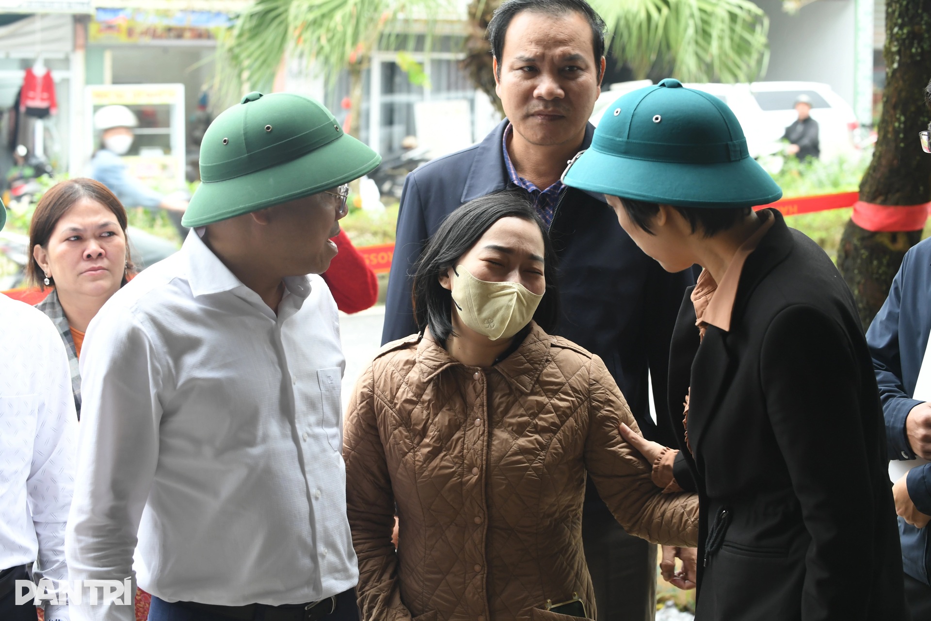 Sạt lở xé toạc nhà dân, đe dọa khách sạn, hàng chục người tháo chạy - 4