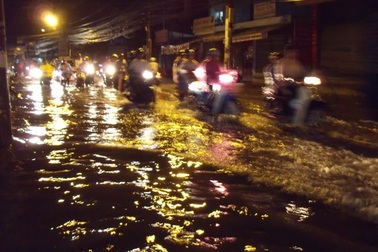 Triều cường và mưa to dìm nhiều tuyến đường   