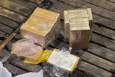 Phát hiện lực lượng chức năng, bỏ lại 7 kg ma túy bơi qua sông về Campuchia