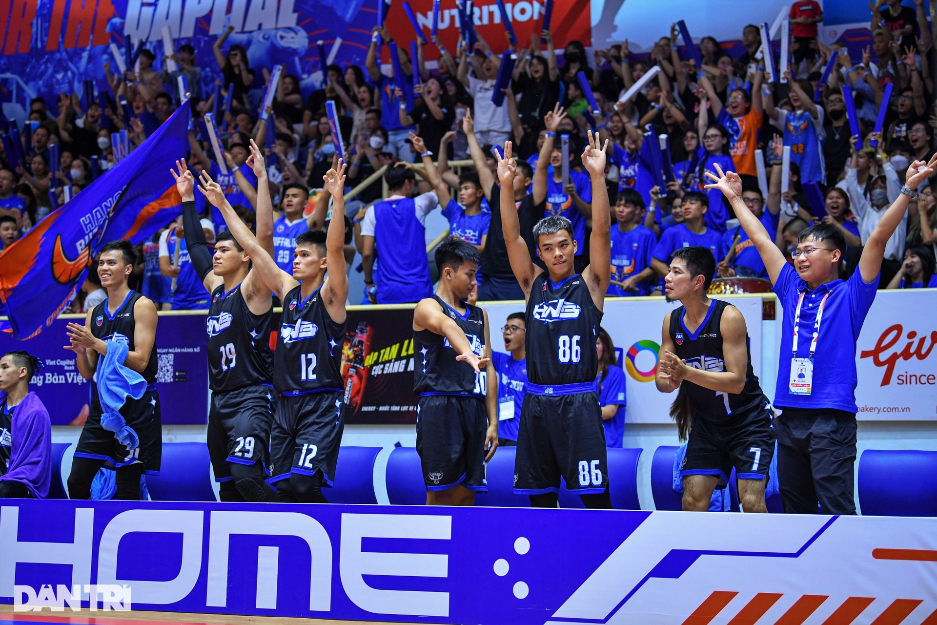 Khán giả vây kín cầu thủ trong ngày Hanoi Buffaloes tái hiện lịch sử ở VBA - 14 Khán giả vây kín cầu thủ trong ngày Hanoi Buffaloes tái hiện lịch sử ở VBA - 14