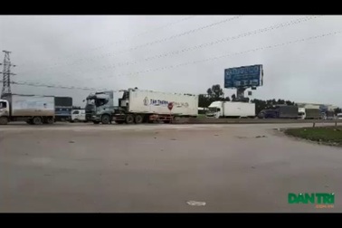 Hàng trăm phương tiện chôn chân trên quốc lộ 1A.