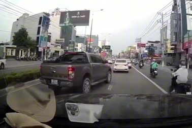 Người phụ nữ lái ô tô phóng ngược chiều vù vù, xe đi đúng phải nhường đường