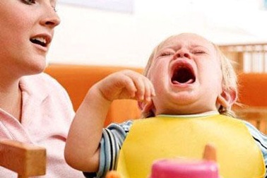 Nhiều trẻ sốt, loét đỏ vòm họng