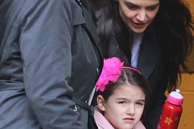 Sau kỳ nghỉ xa hoa với cha ruột, bé Suri hạnh phúc bên mẹ